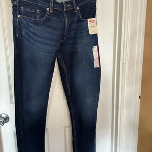 Men’s Signature Levi Strauss:Relaxed Fit Jeans.